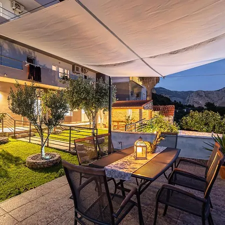 With Private Pool Close To The Apartment Omis