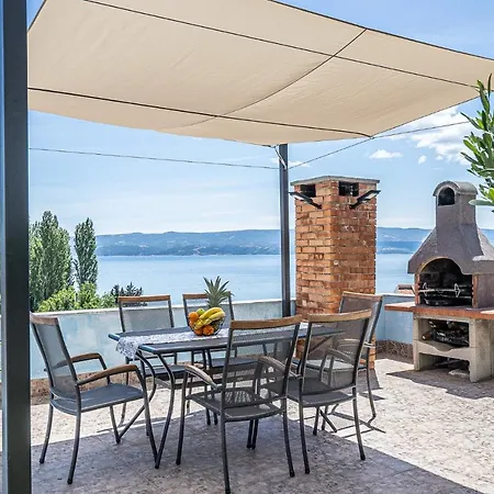 With Private Pool Close To The Apartment Omis