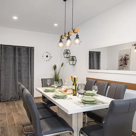 With Private Pool Close To The Apartment Omis