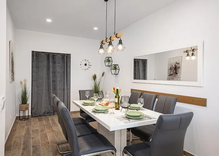 Pandza - Omis, Private Pool Close To The Appartement Omiš